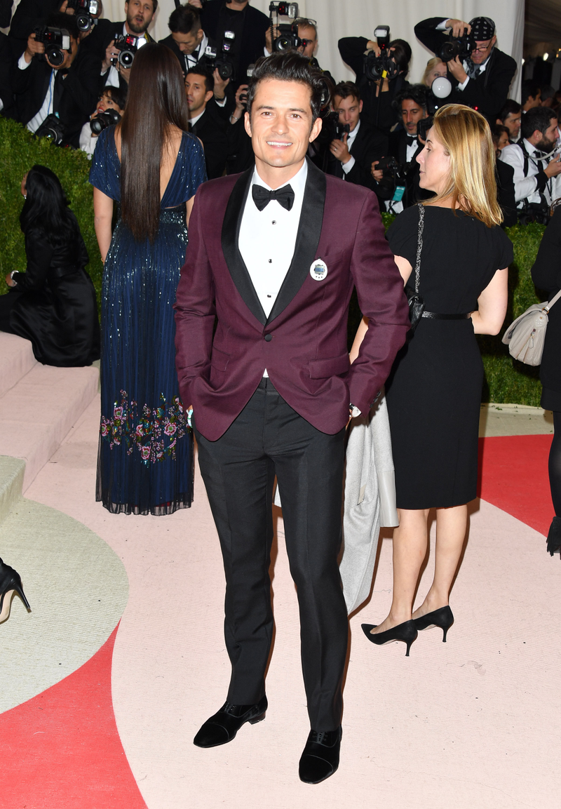 Illustration for article titled The Shocking Photos of Orlando Bloom's Tamagotchi Taking a Shit on the Met Gala Red CarpetĀ